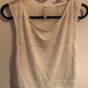 Topp - Kort topp som är genomskinlig vid ryggen. Använd fåtal gånger