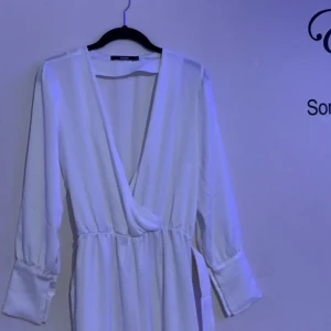  En vitt jumpsuit - En lång vitt jumpsuit från bikbok, på storlek M. Skön material. Lång armad och öppet på börstet. Har belte med sig. Jag har används den bara en gång. 🤍