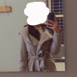 Kappa med luva  - Jag säljer min kappa på grund av att jag har köpt en lite varmare jacka istället. Den är i storlek S, använd två ggr  (prislappen o kvitto är kvar) från New Yorker. Betalning genom swish