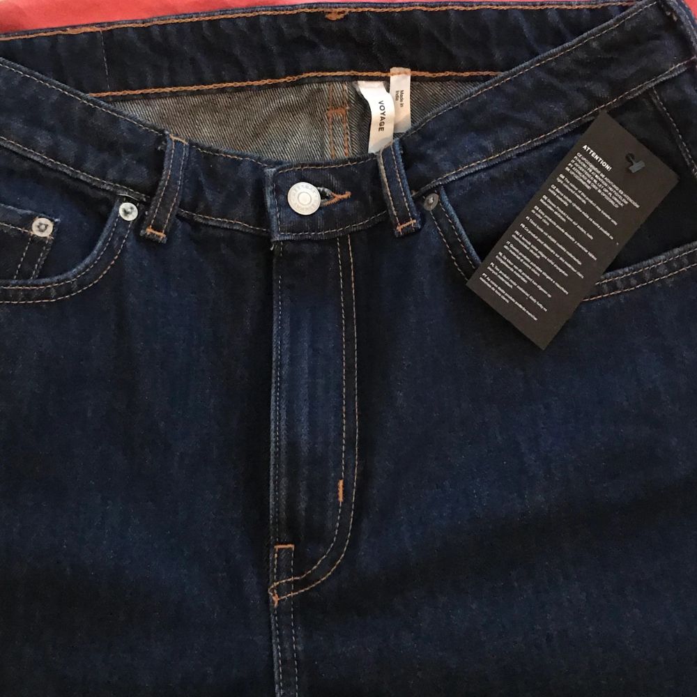 Köpte dessa helt nya weekday voyage jeans på plick. Jag har endast provat dem och insåg då att det blev alldeles för stora tyvärr, dem är verkligen jättesnygga. Vill gärna byta dessa mot ett par i strlk 26/29 eller sälja till någon som kommer använda dem❤️. Jeans & Byxor.
