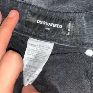 Dsquared2 - Byxor: passar Storlek S.      Dom är äkta fast har ej kvitto, min bror köpte dom i italien och själva modellen säljs inte mer. Pruta gärna! Och dom är knappt använda 1-2 gånger.