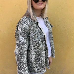 Jeansjacka i ormmönster - Jättefin jeansjacka i ormskinnsmönster med nitar, köpt på Zara för två år sedan, använd flitigt. Nypris 599kr, mitt pris 200kr + eventuell frakt