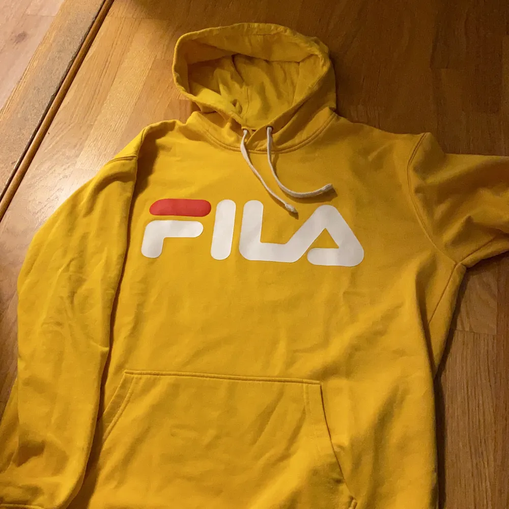 Hoodie från FILA i storlek L 💛 Inga fläckar eller skador. Knappt använd. Buda i kommentarerna, med minst 20 kr. Skicka pm om ni undrar över något. 🌸. Hoodies.