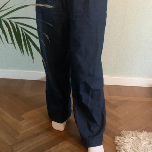 Byxor - Snygga byxor. Jättesköna dessutom! Passar en person med s/xs i midjan. Högsta bud ligger på 100 kronor:)