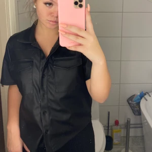 oanvänd skinnskjorta🖤 - prislappen kvar (frakt tillkommer) från: gina tricot  storlek: M