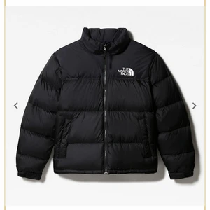 The North Face jacka - Säljer min älskade jacka från The North Face då jag som tidigare sagt går väldigt mycket ner i vikt och pga det inte kan passa i typ några av mina kläder :( Jag köpte den i butik i Oktober för ca 2300 kr men det ser ut som att priset har höjts. Säljer för 1200 kr (frakt kostnaden är inkluderat i priset) ps, har ännu fler trendiga plagg i mitt page som ni alla kan kika in (:
