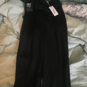 Paperbag waist pants Nelly - Paperbag waist pants från Nelly, helt oanvända! I storlek S 🖤