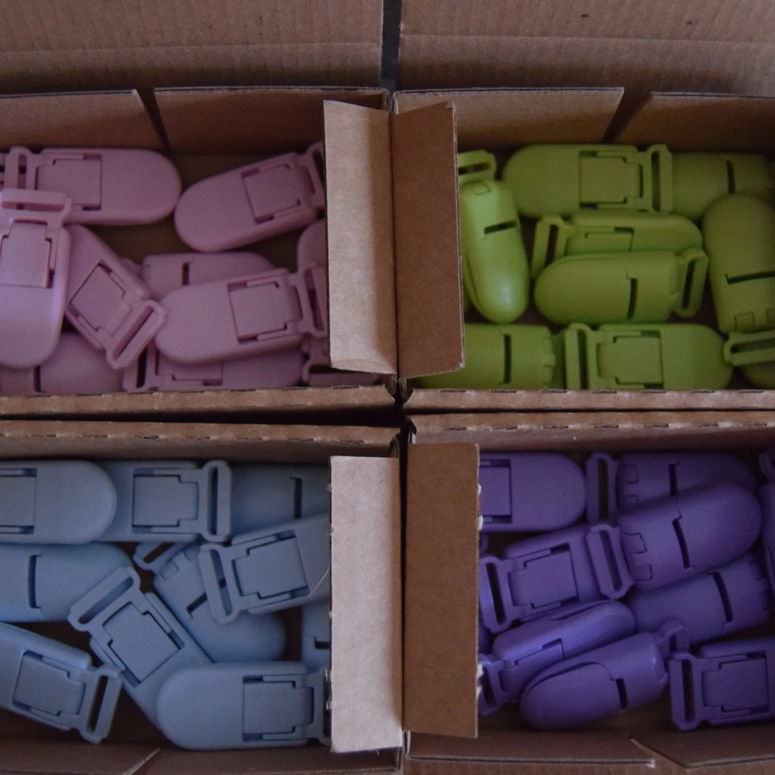 Flerpack, 4 färger, 10 klämmor i varje färg - 90