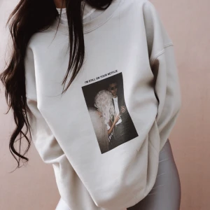 Sweatshirt - Intressekoll! Superfin sweatshirt från Sisters and Seekers. Slutsåld på hemsidan✨ tycker den är mer beige i verkligheten typ vintage🌸 Bud:300kr.   Budgivning avslutar torsdag kl 18.00