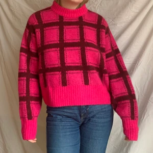 Stickad Tröja  - Stickad tröja från monki 💘💘 Stl L men ganska liten passform! (Köparen står för frakt, kan även mötas upp i Gbg) 💘💘