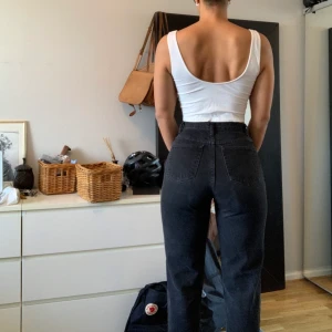 Vintage jeans  - Vintage jeans inhandlade i Danmark🖤  Höga i midjan och super sköna✨ Midja 74cm Stuss 106-107cm Innerbenslängd 80cm