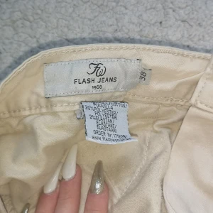Jeans  - Säljer mina ass coola vintage jeans från flashjeans. Älskar men kommer inte till användning. Frakt ingår inte men då du vissa intresse tar ja reda på en rimlig fraktsumma 💕