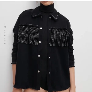 Zara jacka med glitter  - Jätte fin jacka ifrån zara köpt i Stockholm förra året!! Ny skick! 🤎 XS men passar större  