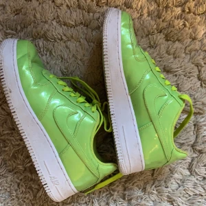Nike Afs - Supercoola af1 i neongrön färg, i glansigt material. Använda ( kolla bild 2 för defekt) annars i prima skick. 🐸🪲🦖🐍🐢🦚🐲🌿🌱
