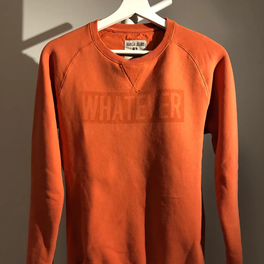 Otroligt härligt material på denna sweatshirten, orange och utan fläckar och skit. Storlek 164 . Tröjor & Koftor.