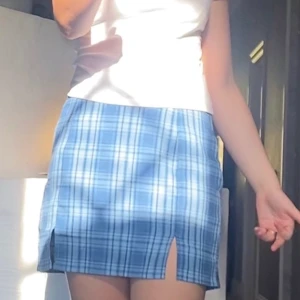 Finaste kjolen!!! - Använt fåtal gånger och så otroligt fiiiiin!!! Plick sabbar färgen lite men den är blå!(inte grå) perfekt längd!!! Frakt inkluderad!!! Jag har storlek S/M på kjolar och den sitter perfekt på mig💙