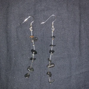 örhängen - slta örhängen med svartbruna små stenar!