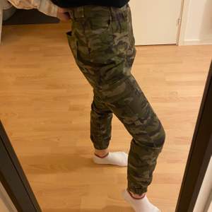 Camouflage cargobyxor köpta på BikBok. Ägda länge men bara använda någon enstaka gång. Storleken är 36. Jag brukar ha storlek 34 men vill ha dom lite lösare så då sitter 36 perfekt! För 99kr + frakt kan dom bli dina🌟