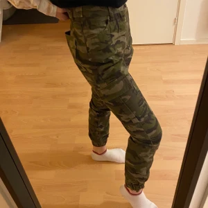 Cargopants - Camouflage cargobyxor köpta på BikBok. Ägda länge men bara använda någon enstaka gång. Storleken är 36. Jag brukar ha storlek 34 men vill ha dom lite lösare så då sitter 36 perfekt! För 99kr + frakt kan dom bli dina🌟