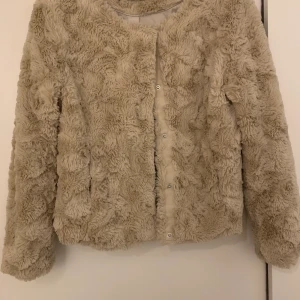 Tunn beige jacka  - Tunn beige jacka i nyskick från Vera Moda💕