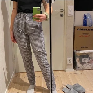 Rutiga byxor  - Säljer dessa super duper fina rutiga byxor som jag köpte på plick som tyvärr var för små för mig! Om du har några frågor så är det bara att slänga iväg ett meddelande🤪