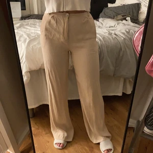 Zara byxor  - Superfina byxor köpta på zara. Aldrig använda ☺️