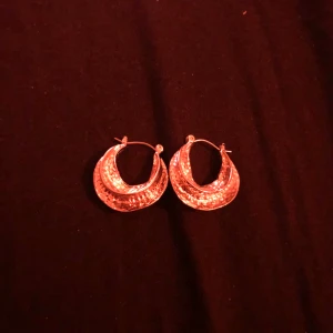örhängen - trendiga örhängen i silver! vet inte om det är äkta silver. köpta på glitter för något år sen, använda någon enstaka gång. 
