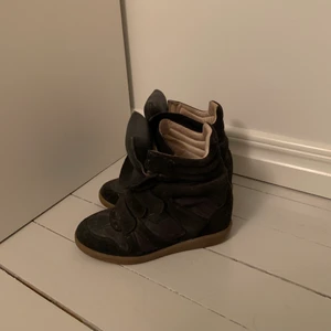 Isabel Marant skor  - Säljer mina Isabel marant pga att dom ej kommer till användning. Användt  fåtalet gånger, mycket bra skick. Storlek 37. Nypris: 4600kr. Mitt pris: 2000