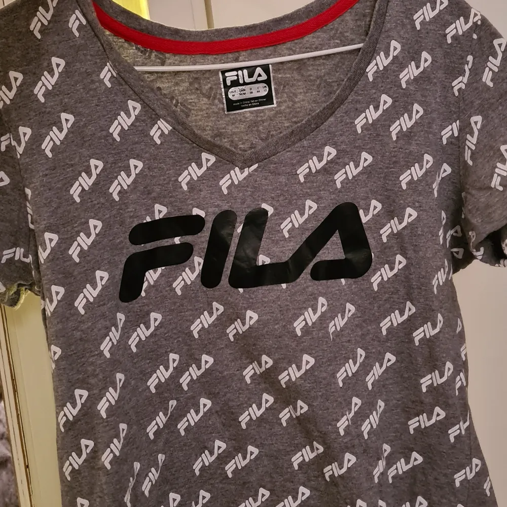 Grå tshirt i märket Fila, kan användas till både vardags eller till träning. Har endast provat den så som ny🤍 . T-shirts.