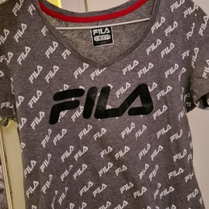 Tshirt - Grå tshirt i märket Fila, kan användas till både vardags eller till träning. Har endast provat den så som ny🤍 