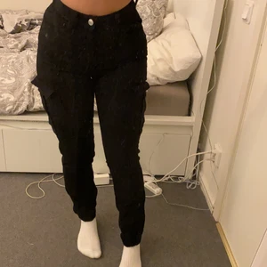 Cargobyxor  - Svarta Cargobyxor från BIKBOK, Storlek 36/S och använda endast en gång.