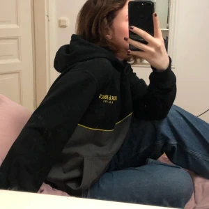 Jack&jones hoodie - Knappt använd och väldigt skön! Lite smånopprig men inga större avvikelser. 60kr + frakt. Pris kan diskuteras!