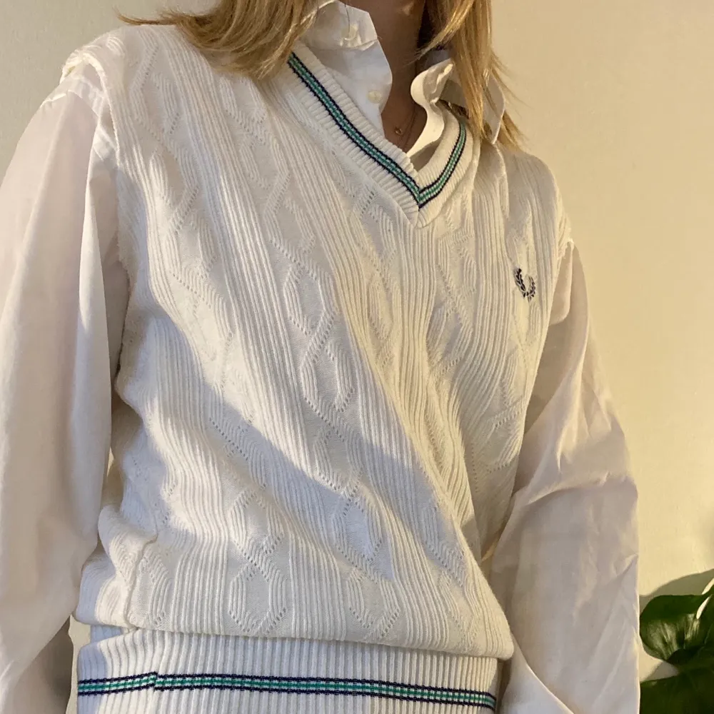 Vintage vest from Fred Perry, white with blue/green details. Fits like a small, in very good condition and very trendy!. Toppar.