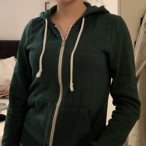 Hoddie med dragkedja - Grön hoodie med dragkedja från hm