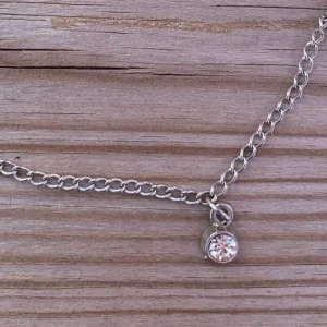 Vit strass - 2kr/st alternativt alla för 16kr (9st tillgängliga)