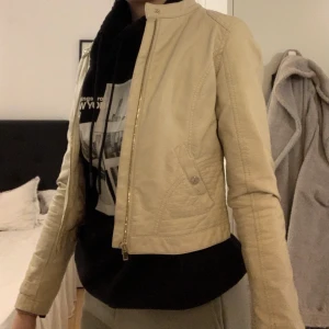 Skinnjacka - Beige skinnjacka med leopardmönster inuti 