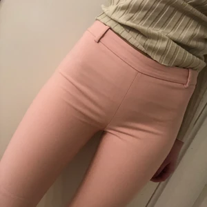 Rosa byxor från Zara - Vad: ljusrosa byxor från Zara.  Material: 52 % bomull, 45 % polyester, 3 % elestan Skick: använda några gånger. Fint och sparsamt använt skick. Hittar inget att anmärka på. Endast tvättlapp som är lite urtvättad och trådig.