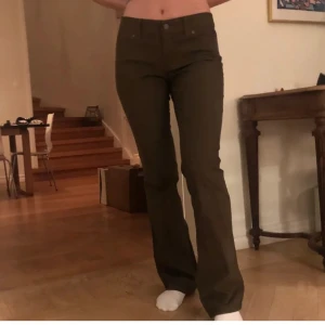 Bruna manchesterbyxor stl S - Säljer dessa drömbyxor köpta här på plik. Dom var tyvärr för stora för mig så måste sälja dom vidare... Dom passade bra i längden på mig som är 1.63 men passar nog längre och kortare också. Aldrig använda ändast testade☆ (inte mina bilder)