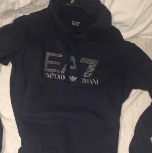 Armani hoodie - Bra skick, marin blå Armani hoodie, strl XXL men skulle säga att det är vanlig L 