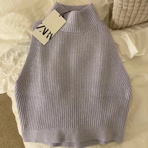 Stickad väst från zara🤎 - Superfin stickad väst från zara i en pastell lila färg. Helt ny med lappen kvar, har inte kommit till användning och har tappat bort kvittot. 