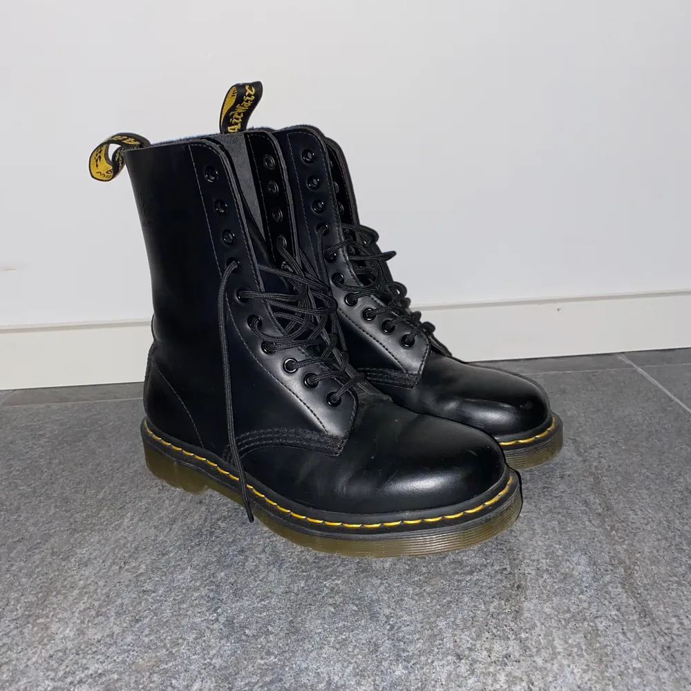 Svarta Dr. Martens 1490 Smooth leather high boots. Använda Ca.3 gånger. Nypris ~ 2000kr. Köparen står för frakt. Fraktpris kan ändras.. Skor.