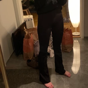 Kostymbyxor  - Kostymbyxor från HM, väääääldigt långa. Nästan för långa för mig som är 179. Flare modell, materialet är skönt och stretchigt. Storlek 36 men passar absolut större