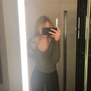 V-ringad tröja i militärgrön - 🦚 ribbad tröja från BIK BOK storlek small. V-ringning både i framtill och i ryggen. Pris 50kr +frakt🦚