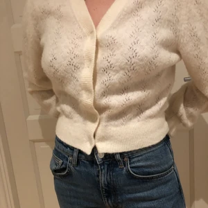  & Other Stories kofta  - Jätte fin och skön stickad kofta i ull med fina detaljer i ärmen. Knappt använd!