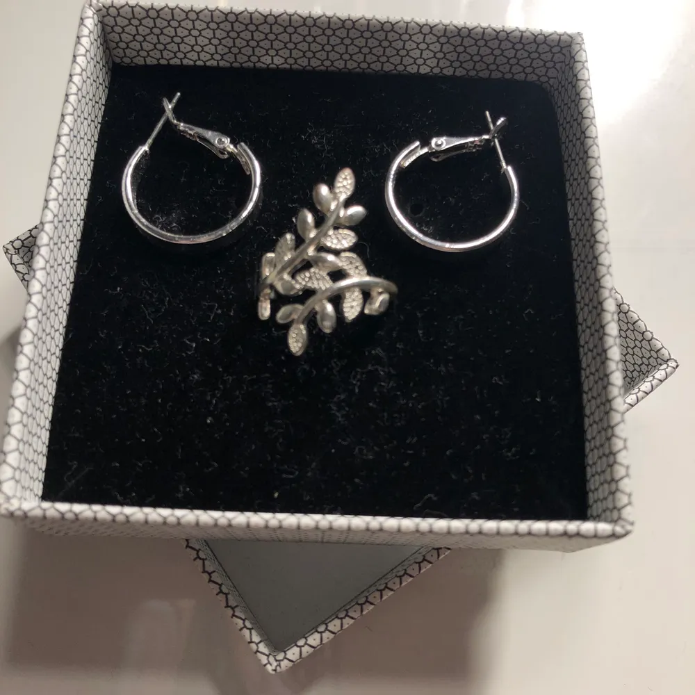 Säljer nu dessa fina örhängen (OBS ringen är såld) ☺️Man kan köpa de separat, både silver och de guldiga örhängena säljer jag för 40kr styck, den stora ringen säljer jag för 30kr och den mindre ringen säljer jag för 20kr båda ringarna är i stl XS/S. Kontakta mig vid intresse🥰. Accessoarer.
