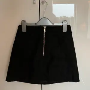 Svart mocka kjol från H&M som jag inte tror finns kvar i butik eller online, frakten ingår i priset!