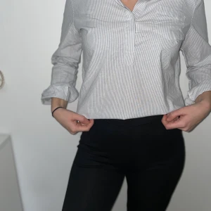 Öppen stilren skjorta - Stilren skjorta med blålila ränder! Kan ha ärmarna nere och uppe som på bild. Väldigt tunn och perfekt för vår och sommar. Skjortan är från Lager157 och storlek är S. Plagget är aldrig använt! Köparen står för frakt 💙