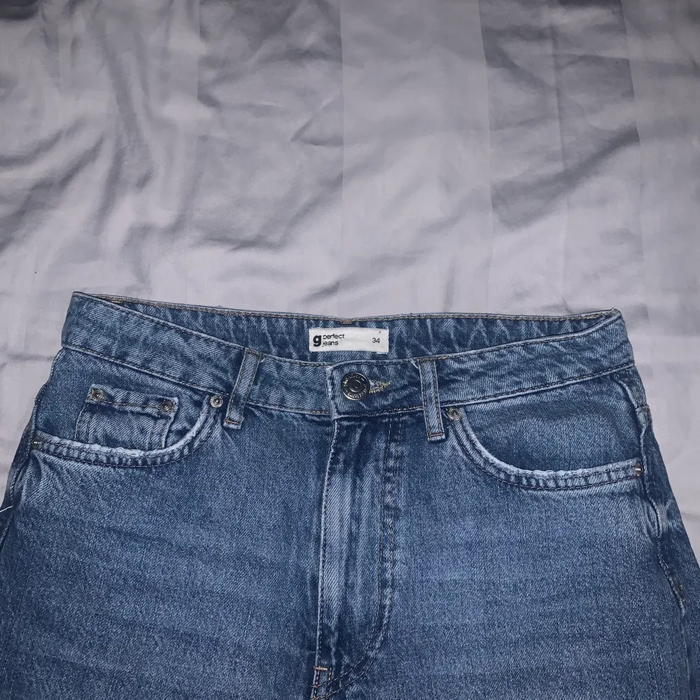 Blåa mom jeans ifrån Gina tricot i strl 34. I ett väldigt bra skick, sitter super bra både i fram och i bak. 210kr + frakt, för mer frågor så är det bara att skriva. Buda på!!. Jeans & Byxor.