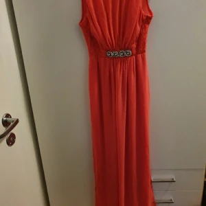 Klänning - super fint skick, där slits vid båda benen. står inte för frakten och djur finns I hemmet ute på fler sidor