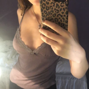 Linne - Gulligt secondhand linne som inte kmr till användning så den är lite liten för mig 🤎 fin men använd 🤎 fraktas och möts upp🤎 den är brun/lila🤎 banden är reglerbara 🤎 BUD  200